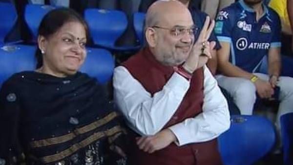 அட அமித் ஷாவா இது.. ரொம்ப சிம்பிளாக ரசிகர்களோடு ரசிகராக மோடி ஸ்டேடியத்தில்! தீயாக பரவும் படம்