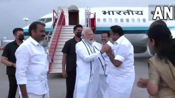 எடப்பாடி பிரதமரை வரவேற்க ஏர்போர்ட் போனாலும்.. இது ‘மிஸ்ஸிங்’.. எங்கப்பா தொண்டர்களும், கொடியும்?