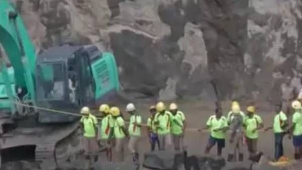 300 அடி ஆழ நெல்லை குவாரி.. காப்பாத்துங்க சார்.. கையை நீட்டி உதவி கேட்ட ஊழியர்.. அடுத்து நடந்த சோகம்!