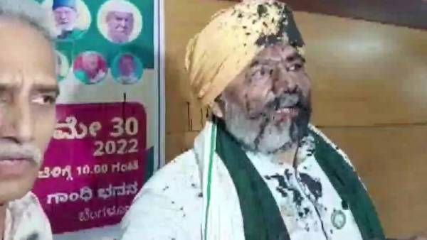 டெல்லி விவசாயிகள் போராட்ட ஹீரோ ராகேஷ் திகாயத் மீது பெங்களூரில் கறுப்பு மை வீச்சு- 3 பேர் கைது