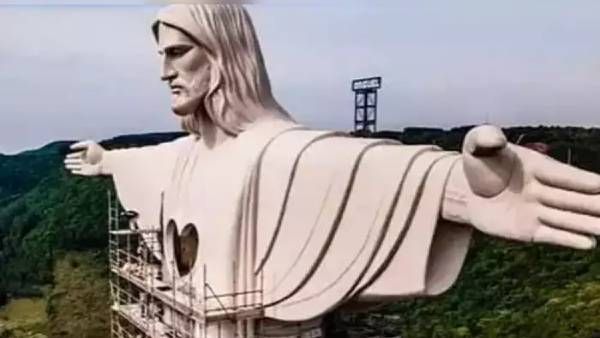 இயேசுவின் நெஞ்சு பகுதியில் 