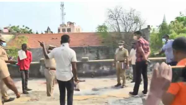 சூர்யாவின் சிங்கம் படத்தின் போலீஸ் ஸ்டேசன் கட்டிடத்தில் படுகொலை:தூத்துக்குடியில் ஷாக்-திணறும் போலீஸ்