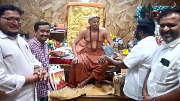 திருக்குரான் வாசித்த மதுரை ஆதினம்... எஸ்டிபிஐ கட்சியினருக்கு திருநீறு பிரசாதம் கொடுத்து ஆசி