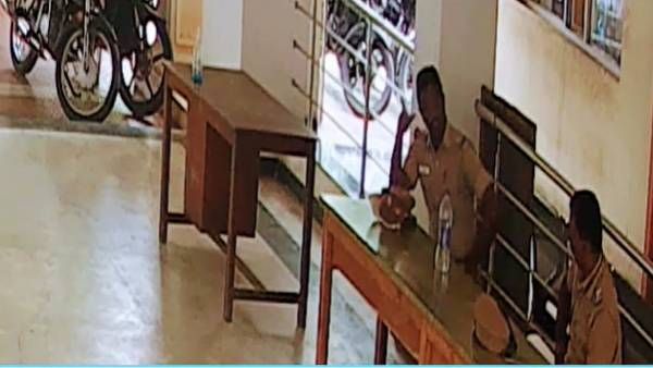 தொண்டையில் சிக்கிய பழம்! உயிருக்கு போராடிய காவலர்! சப்-இன்ஸ்பெக்டர் செய்த நெகிழ்ச்சி செயலை பாருங்க!