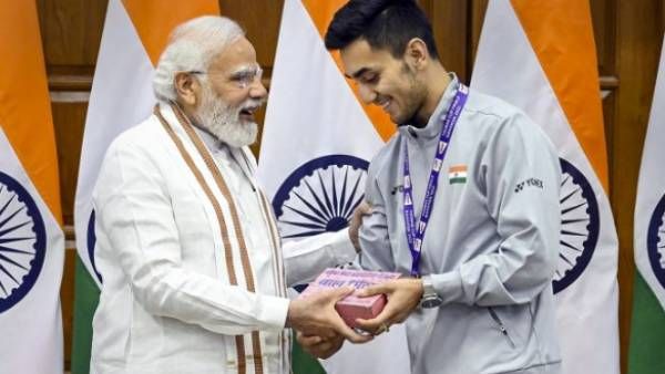 மோடிக்கு பிடிச்ச ”பால் மித்தாய்”..ஓபனாக வாங்கிக்கேட்ட பிரதமர்! மறக்காமல் கொடுத்த பேட்மிட்டன் வீரர்