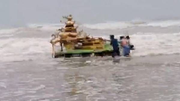 ஆஹா.. அங்கே பாருங்க.. நடுக்கடலில் என்னதுன்னு.. மிதந்து வந்த 