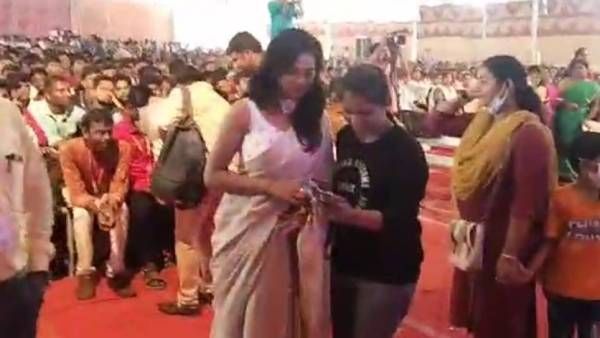 ப்பா.. செம்ம டான்ஸ்! கல்லூரி மாணவர்களுடன் குத்தாட்டம்! நம்ம ரம்யா பாண்டியனா இது! உற்சாக செல்ஃபி..!