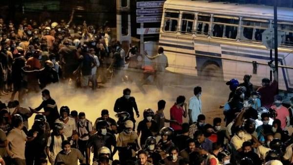 இலங்கை வன்முறை: 8 பேர் பலி- 220 பேர் படுகாயம்; 38 வீடுகள் தீக்கிரை- 47 வாகனங்கள் எரிந்து சாம்பல்!