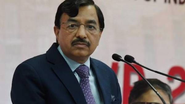 வாக்காளர் அட்டையுடன் ஆதார் கார்டை இணைக்காமல் விடலாம்.. ஆனால் காரணம் சொல்லவேண்டும்- தேர்தல் ஆணையர்