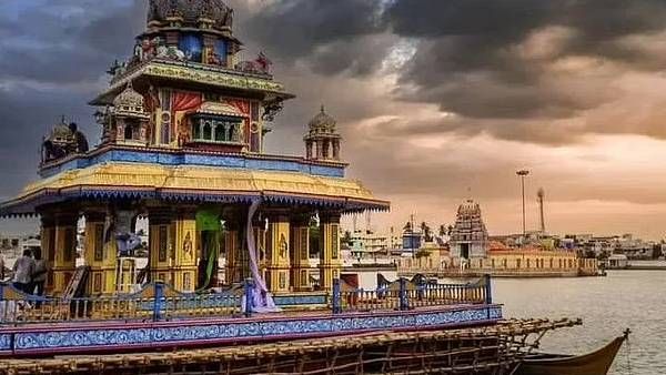 திருவாரூர் கமலாலய குளத்தில் தெப்பத்திருவிழா... பறிபோன 2 உயிர்கள் - சரிந்து விழுந்த தூணால் அபசகுனமா?