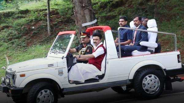 50 வருடம் ஆச்சாம்! வழக்கத்துக்கு மாறா.. ஜீப்பை எடுத்த 