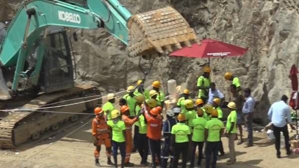 நெல்லை கல்குவாரி விபத்து..! பாறைக்கடியில் வந்த துர்நாற்றம்! 6வது நபரின் நிலை என்ன? பரபர பின்னணி..!