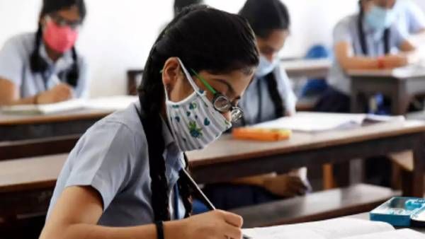 10, 11, 12 ஆம் வகுப்பு பொதுத் தேர்வு எழுதும் மாணவர்களுக்கு மாஸ்க் கட்டாயம்.. தமிழக அரசு