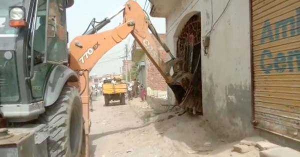 உ.பி இஸ்லாமிய போராட்டம்.. முக்கிய புள்ளியின் வீடு புல்டோசர் மூலம் இடிப்பு.. கடுமை காட்டும் யோகி