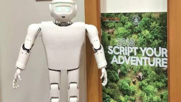 நல்லா இருக்கே... விமான பயணிகளுக்கு வழிகாட்டும் ரோபோக்கள்... பெங்களூரில் அறிமுகம்