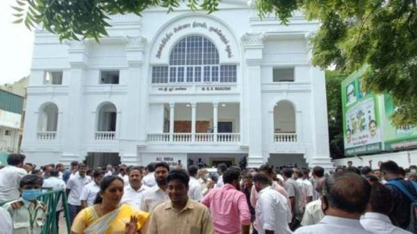 அதிமுக பொதுக்குழு கூட்டம் live: சென்னை ராயப்பேட்டை அதிமுக தலைமை அலுவலகத்துக்கு சீல்!