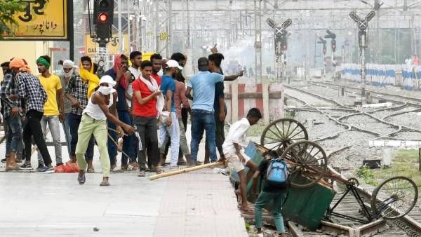 அக்னிபாத்: பொதுசொத்தையா சேதப்படுத்துறீங்க.. வன்முறையாளர்களுக்கு எதிராக சாட்டையை சுழற்றிய கலெக்டர்