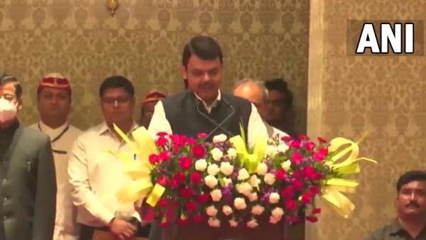 மகாராஷ்டிராவில் ட்விஸ்ட்.. துணை முதல்வரானார் தேவேந்திர பட்னாவிஸ்.. இது லிஸ்ட்லயே இல்லையே