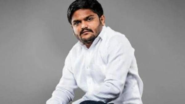 பக்கெட் மண்ணை அள்ளி.. தலையில் போட்டுக்கொண்ட காங்! 