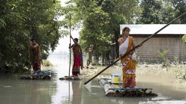 அலறும் அசாம்.. வடியாத மழை வெள்ளம் - உயிரிழப்பு 135 ஆக உயர்வு