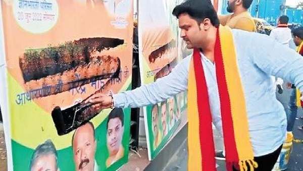 கர்நாடகாவில் பதற்றம்- பிரதமர் மோடியை வரவேற்கும் பேனர்களில் இந்தி எழுத்துகள் தார்பூசி அழிப்பு!