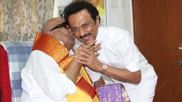 கருணாநிதி முத்தமிடும் படம்.. மகிழ்ச்சியில் திளைத்தபடி ஸ்டாலின்.. தந்தையர் தினத்தில் உருகிய முதல்வர்!