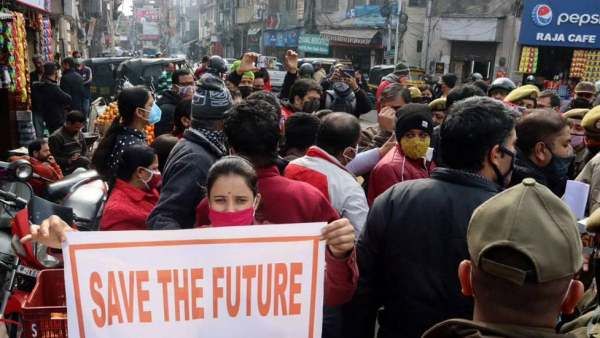 காஷ்மீரில் தினந்தோறும் படுகொலைகள் -30 ஆண்டுகளுக்குப் பின் மீண்டும் அகதிகளாக இடம்பெயரும் பண்டிட்டுகள்!