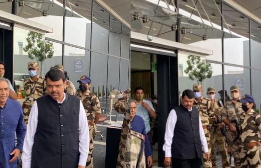 மகாராஷ்டிரா: ஆட்சி அமைக்க பாஜக தீவிரம்- டெல்லி சென்றார் பட்னாவிஸ்! காங். எம்.எல்.ஏக்களும் வலைவீச்சு!