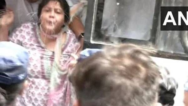 ராகுல் ஆதரவு போராட்டத்தில் ஷாக்! போலீஸ் முகத்தில் எச்சில் துப்பிய காங். மகளிர் அணி தலைவி டி சோசா!!