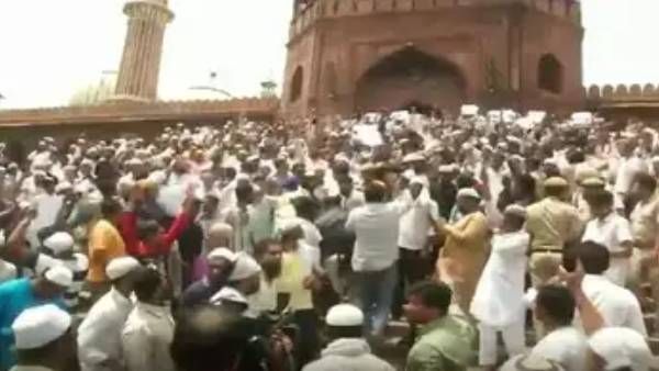 நுபுர் சர்மா சர்ச்சை : ஜும்மா மசூதி உட்பட.. நாடு முழுவதும் வெடித்த இஸ்லாமியர்கள் போராட்டம்