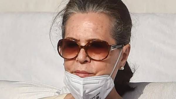 டிஸ்சார்ஜ்...மருத்துவமனையில் இருந்து வீடு திரும்பிய சோனியா காந்தி.. காங்கிரஸ் தொண்டர்கள் மகிழ்ச்சி