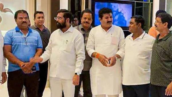 ”நாங்களே வெள்ளத்தில் மிதக்குறோம்” சிவசேனா எம்எல்ஏக்களை விரட்டும் காங்கிரஸ்.. அரவணைக்கும் பாஜக அரசு