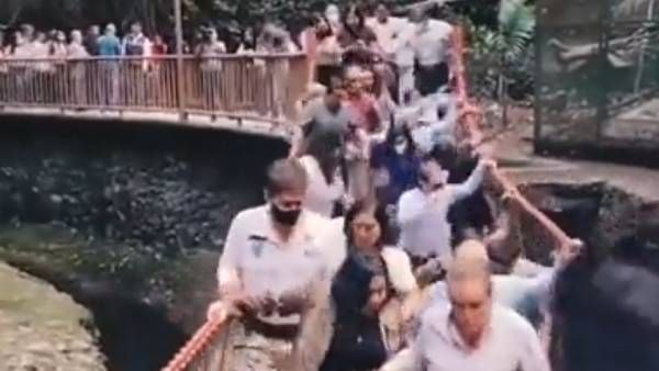 கடவுளே! மேயர் இருக்கும் போதே.. புது பாலம் திறந்த 10 நிமிஷத்தில்.. இப்படியா நடக்கணும்? பரபர வீடியோ!