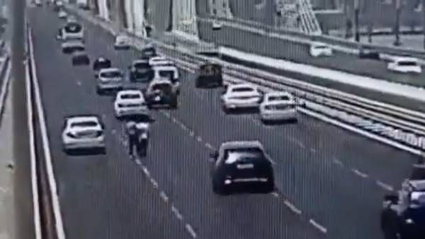 பறவையை காப்பாற்ற நடுரோட்டில் காரை நிறுத்திய தொழிலதிபர்.. அடுத்து படார் என வந்த சத்தம்! ஒரே பரபரப்பு