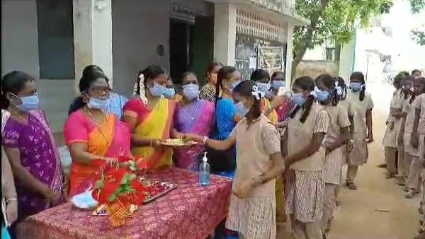 பள்ளிகள் திறப்பு! கடலை மிட்டாய் கொடுத்து வரவேற்ற ஆசிரியர்கள்! என்ன விட்ருங்க..அட்ராசிட்டி சுட்டிகள்!