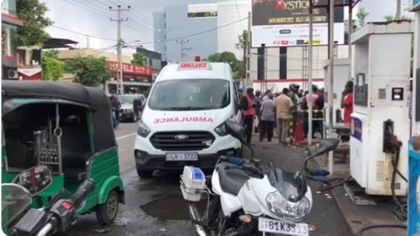  அடப்பாவமே! ஆம்புலன்ஸுக்கு கூட டீசல் இல்லை.. 8 மணி நேரம் காத்திருக்க வேண்டிய அவலம்.. திணறும் இலங்கை!