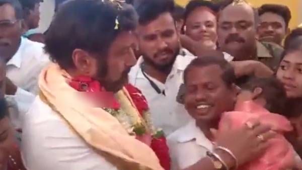 ஏய் ஏய் அக்கடச்சூடு.. போட்டோவுக்காக தூங்கி கொண்டிருந்த குழந்தையை அடித்து எழுப்பிய நடிகர் பாலகிருஷ்ணா