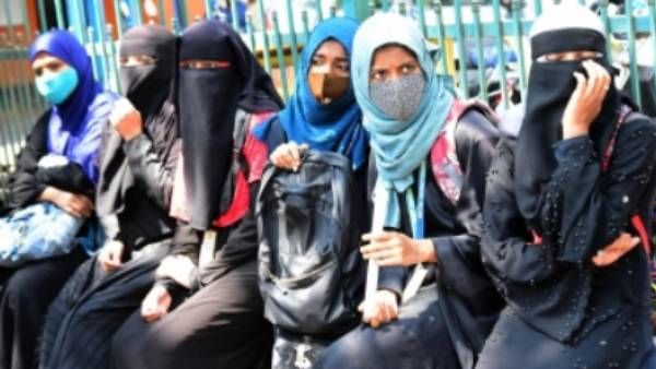 ஓயாத பிரச்சனை! ஹிஜாப் அணிய அனுமதிகோரி போராட்டம்! கர்நாடகத்தில் 23 மாணவிகள் சஸ்பெண்ட்!