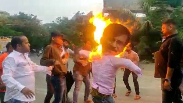 பற்றி எரியும் மகாராஷ்டிரா...சஞ்சய் ராவத் உருவ பொம்மையை எரித்த ஏக்நாத் ஷிண்டே ஆதரவாளர்கள்