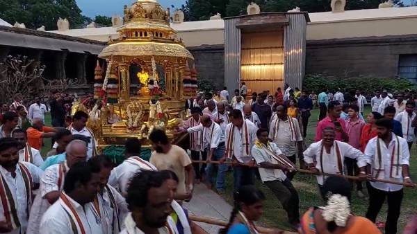 அதிமுக பொதுச்செயலாளராக இபிஎஸ் ஆகனும்.. தங்கதேர் இழுத்து வேண்டி கொண்ட வேலூர் தொண்டர்கள்