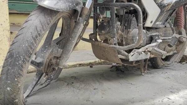 அடப்பாவிகளா.. இங்க இருந்த டயர காணோம்? வேலூரில் பைக்கை கூட நகர்த்தாமல் புதிய சாலை அமைப்பு! பரபரப்பு