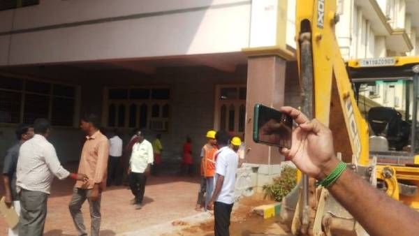 நீர்நிலை ஆக்கிரமிப்பு.. மேல்மருவத்தூர் ஆதிபராசக்தி அறக்கட்டளை கட்டிடங்கள் இடிப்பு.. போலீஸ் குவிப்பு