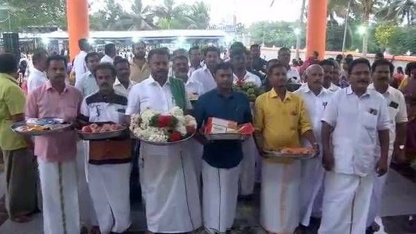 இதுதான் தமிழ்நாடு! சிவன் கோவிலுக்கு சீர் கொண்டு வந்த இஸ்லாமியர்கள்! புன்னகைக்கும் புதுக்கோட்டை.!