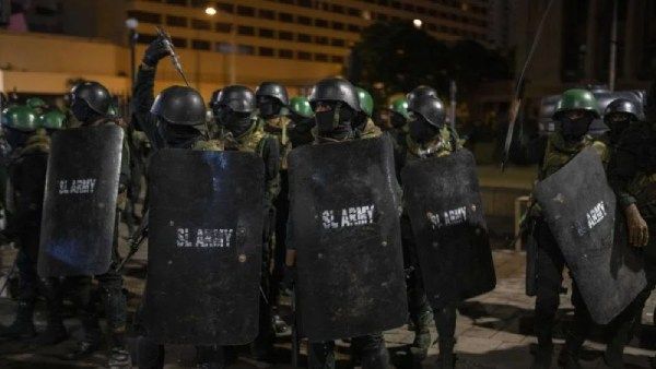 உள்ளே புகுந்த ராணுவம்.. அதிகாலையில் துரத்தப்பட்ட போராட்டக்காரர்கள்.. இலங்கையில் பரபரப்பு