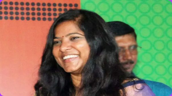 புகைபிடிக்கும் தோற்றத்தில் காளி.. லீனா மணிமேகலை மீது ம.பி.யிலும் புகார்