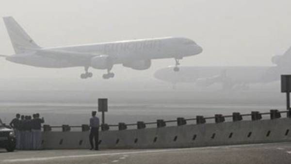 டெல்லி - துபாய் விமானம் அவசர அவசரமாக கராச்சியில் தரையிறக்கம்.. பதறிப்போன பயணிகள் - என்ன நடந்தது?