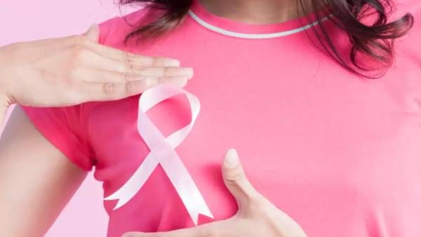 மார்பக புற்றுநோய்க்கான அறிகுறிகள் என்ன? சாதா கட்டி எப்படி இருக்கும்? Mammogram எப்படி செய்வார்கள்?