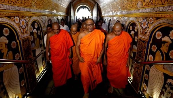 இலங்கை: ஜூலை 9-ல் புயல்தான்- நாளை சுனாமியே தாக்கும்- ராஜபக்சேக்களுக்கு பவுத்த பிக்குகள் வார்னிங்