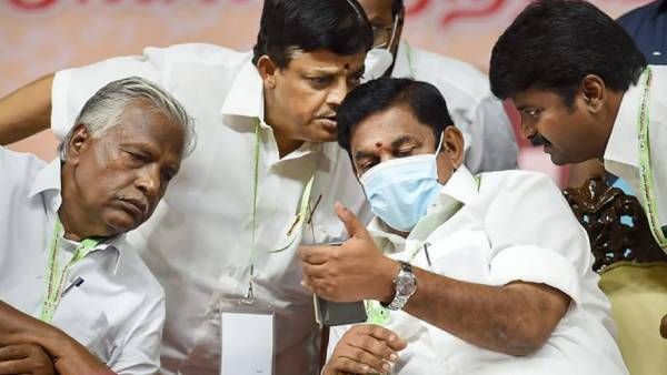 2 பேரால் வந்த குழப்பம்.. ஒருவருக்கு தலைமை கழக பதவி.. இன்னொருவருக்கு ரிவீட்.. தூக்கி அடித்த எடப்பாடி!