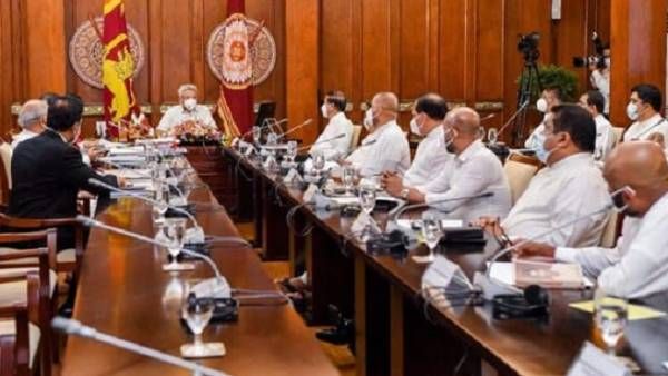 இனி என்னவாகும் இலங்கை.. அடுத்த அதிபர் “மகிந்தவா?” அனைத்துக் கட்சிகள் எடுத்த 4 முக்கிய முடிவுகள்